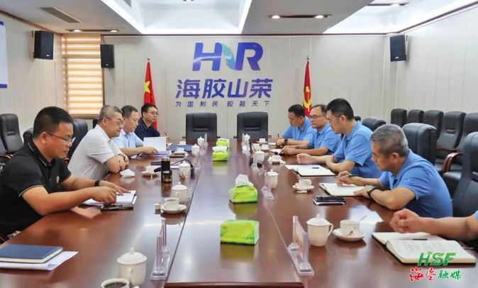 艾軼倫在海南橡膠山榮分公司座談。
